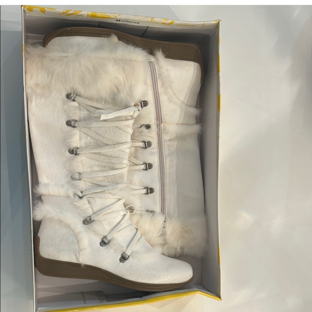 Women’s Faux Fur Winter Lace-Up Boots in White
